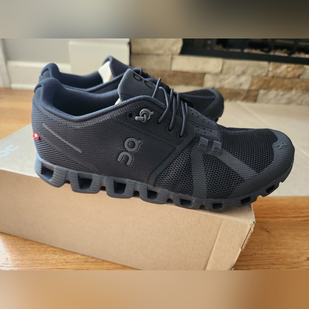 On Cloud women's size 7.5